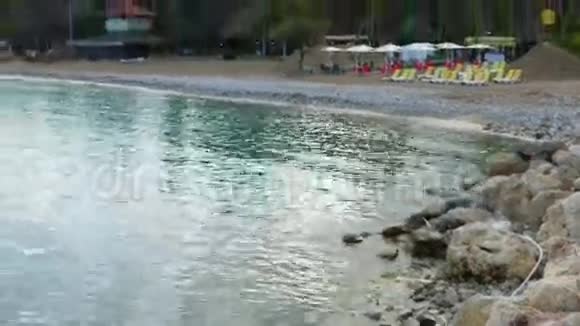 海滩海溪背景山的全景视频的预览图