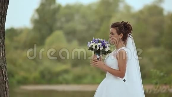 新娘站在婚礼花束上视频的预览图