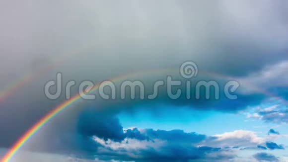 雨后天空中的彩虹时光流逝视频的预览图