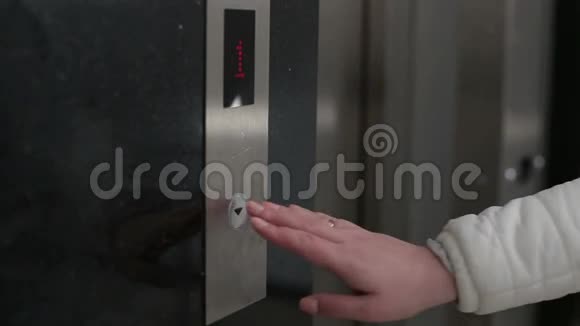 女性手按电梯按钮视频的预览图