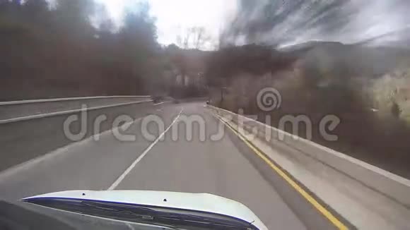 乡间公路上的车顶视频的预览图