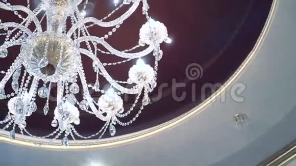 水晶灯吊灯上的红葡萄酒现代天花板背景视频的预览图