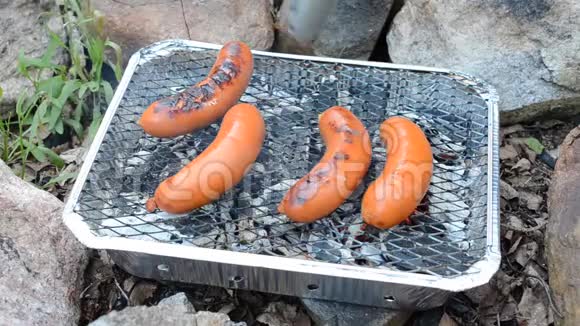 香肠在一次性烧烤上烹饪视频的预览图