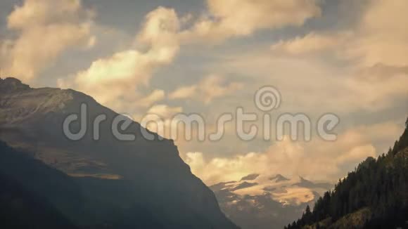 夏季格雷斯尼山谷日落时玫瑰山全景的时间流逝视频的预览图