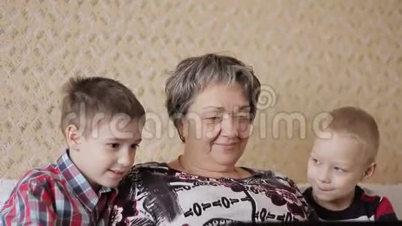 带笔记本电脑的孩子和奶奶视频的预览图