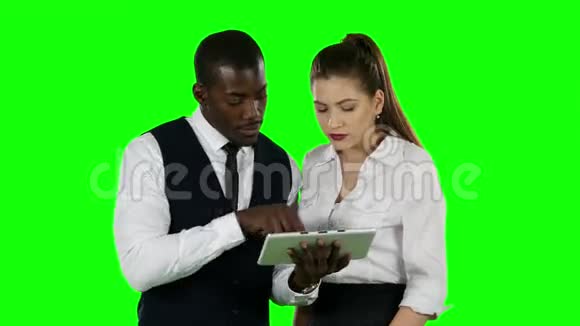 商人看着他们的笔记本电脑绿色屏幕视频的预览图