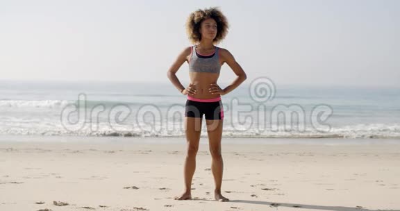 非裔美国女孩享受海滩生活方式视频的预览图