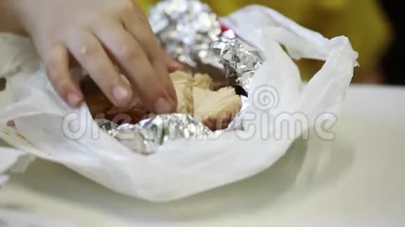 亚洲小孩喜欢吃炸鸡和糯米视频的预览图
