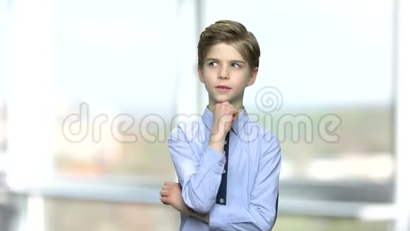 小男孩的肖像表情周到视频的预览图