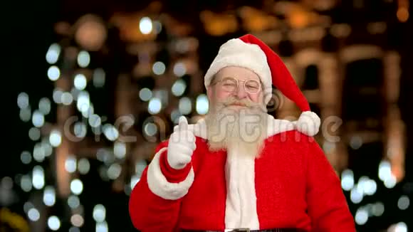 快乐的圣诞老人竖起大拇指视频的预览图