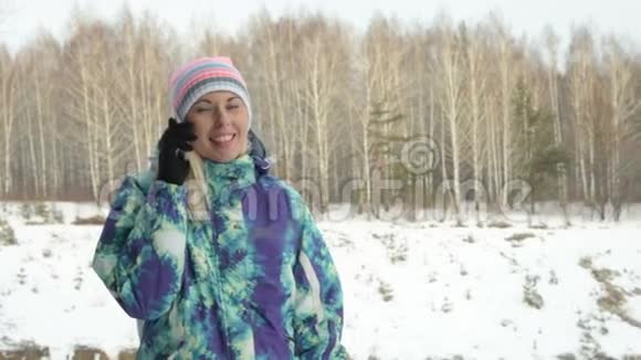 冬天在乡下打电话的女孩视频的预览图