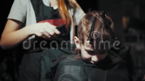 给男孩剪头发给理发师梳头视频的预览图
