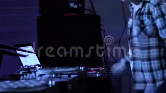 DJ在迪斯科舞厅用蓝光跳舞视频的预览图