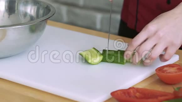 手切黄瓜西红柿放进碗里慢慢地视频的预览图