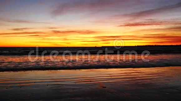 海滩上美丽的日落4K视频的预览图