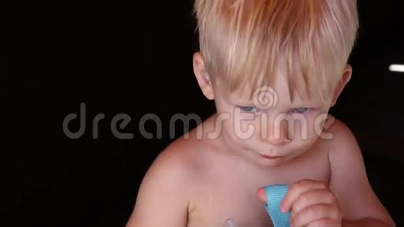 小男孩在室外咖啡厅喝果汁视频的预览图