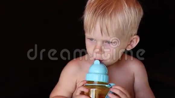 小男孩在室外咖啡厅喝果汁视频的预览图