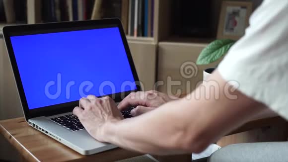 客厅里有绿色屏幕的笔记本电脑背景书架视频的预览图