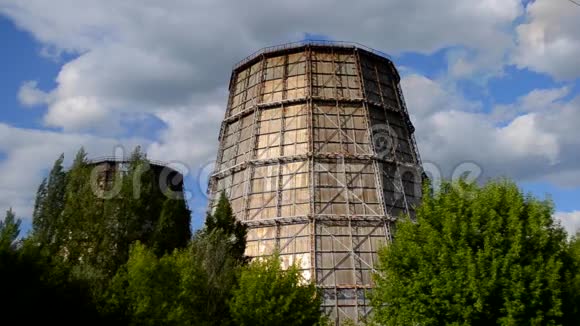 巨大的管道发电站与天空相连视频的预览图