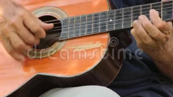 双手演奏声学吉他视频的预览图