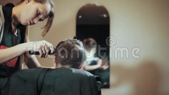 给男孩剪头发给理发师梳头视频的预览图