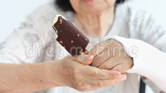 老年妇女手腕骨折享受冰淇淋视频的预览图