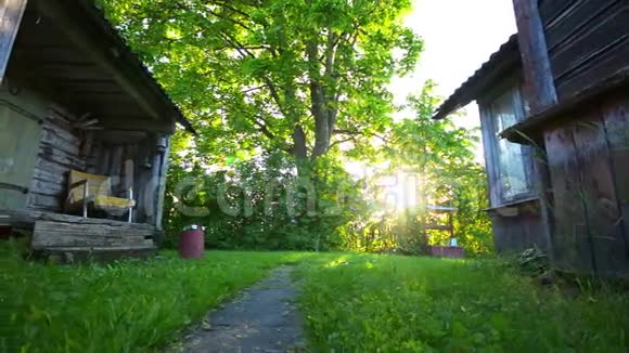 日落时有花园的房子的外部用滑块射击视频的预览图
