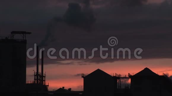 晚上在发电站烟从烟囱里冒出来视频的预览图