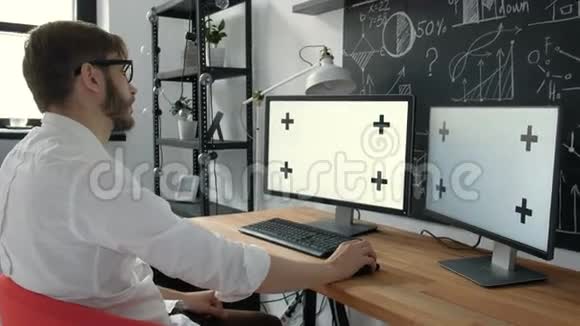 白人工人在键盘上打字看绿色屏幕20S4K视频的预览图