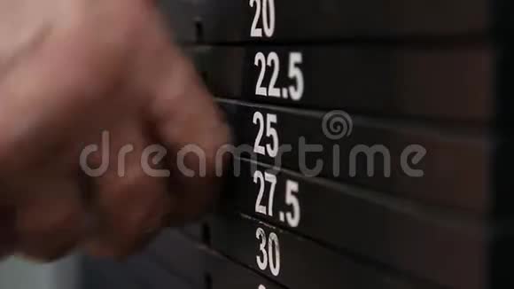 运动员改变训练员负荷的重量视频的预览图