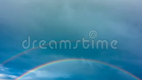 雨后天空中的彩虹时光流逝视频的预览图