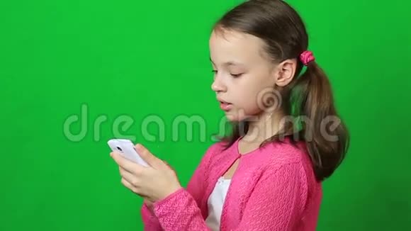 小女孩在手机上写短信视频的预览图