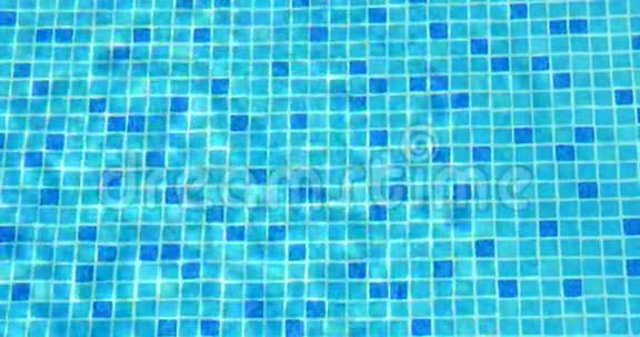 游泳池地板上的蓝色小瓷砖视频的预览图