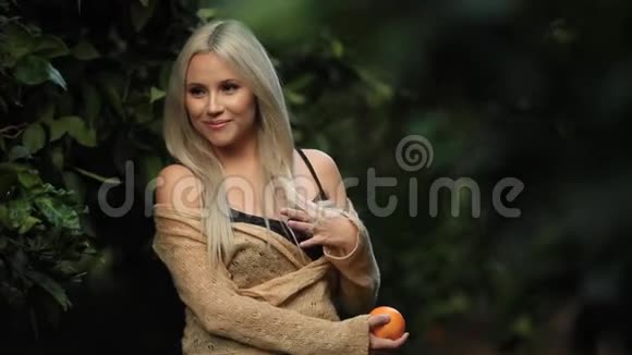 果园里有一篮子水果的漂亮女人视频的预览图
