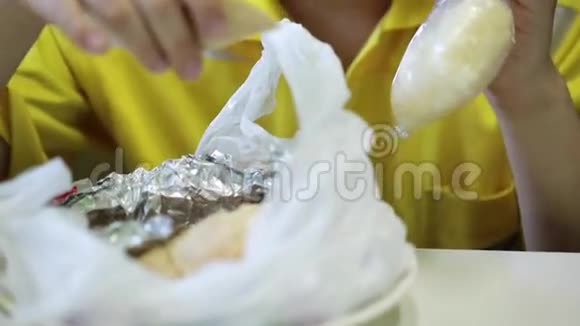 亚洲小孩喜欢吃炸鸡和糯米视频的预览图