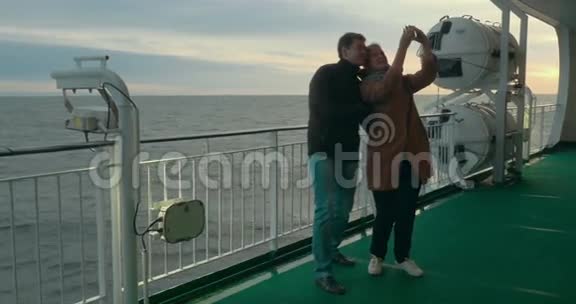幸福夫妇乘坐渡轮码头视频的预览图