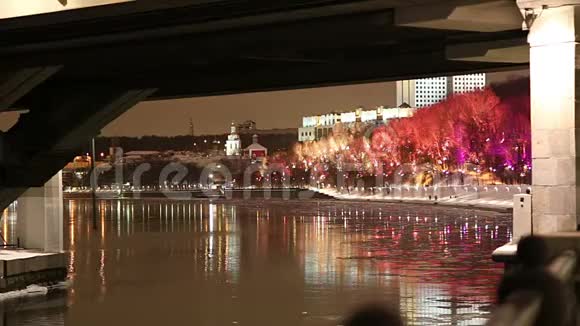 俄罗斯莫斯科新年假日装饰卢日涅茨卡亚桥视频的预览图