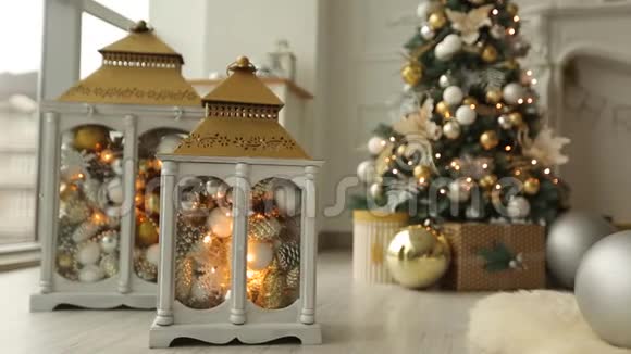 时尚的白色圣诞内部装饰杉树壁炉灯笼灯蜡烛花环凸起和礼物视频的预览图