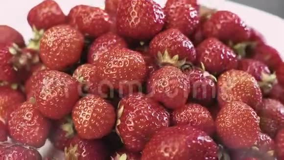 草莓绕轴旋转视频的预览图