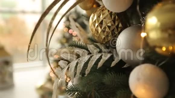 时尚的白色圣诞内部装饰杉树壁炉灯笼灯蜡烛花环凸起和礼物视频的预览图
