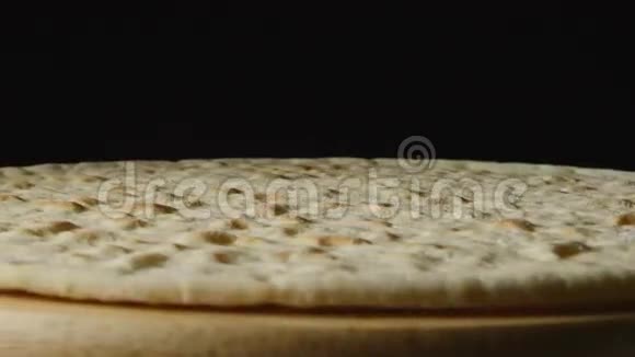 披萨面团在黑色背景上旋转视频的预览图