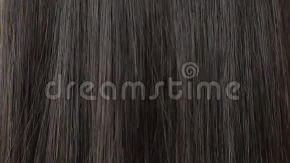 特写美丽的长光滑直棕色头发纹理视频的预览图
