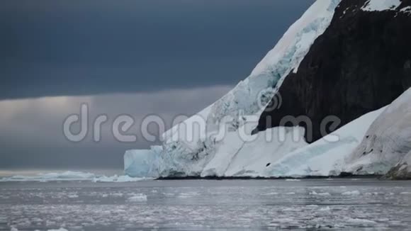 南极洲的岩石海岸在雪地里安德列夫视频的预览图