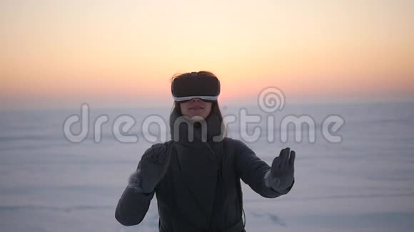 这个女孩在冬天在街上使用虚拟现实眼镜视频的预览图