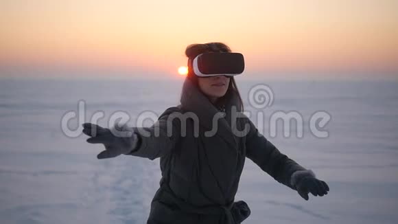 这个女孩在冬天在街上使用虚拟现实眼镜视频的预览图