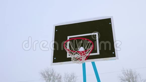 篮球圈在冬天被雪覆盖视频的预览图