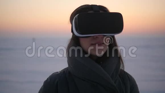 这个女孩在冬天在街上使用虚拟现实眼镜视频的预览图