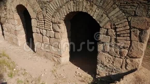 古希腊建筑与拱门在被毁的城市Tralleis艾丁土耳其4k视频的预览图