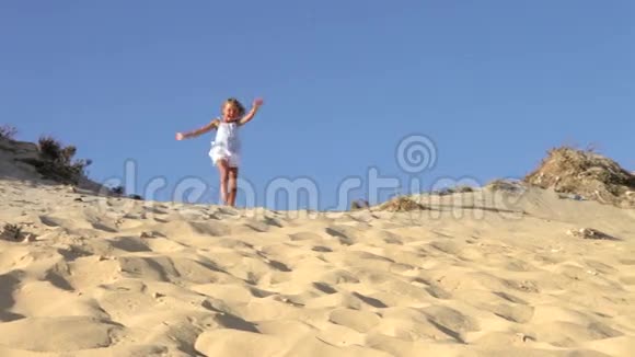 年轻女孩在沙丘上奔跑视频的预览图