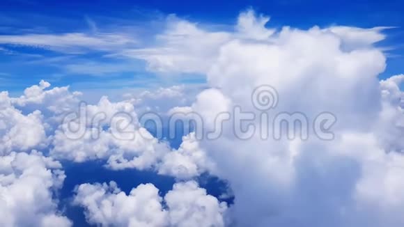 透过飞机窗户观看云层和天空视频的预览图